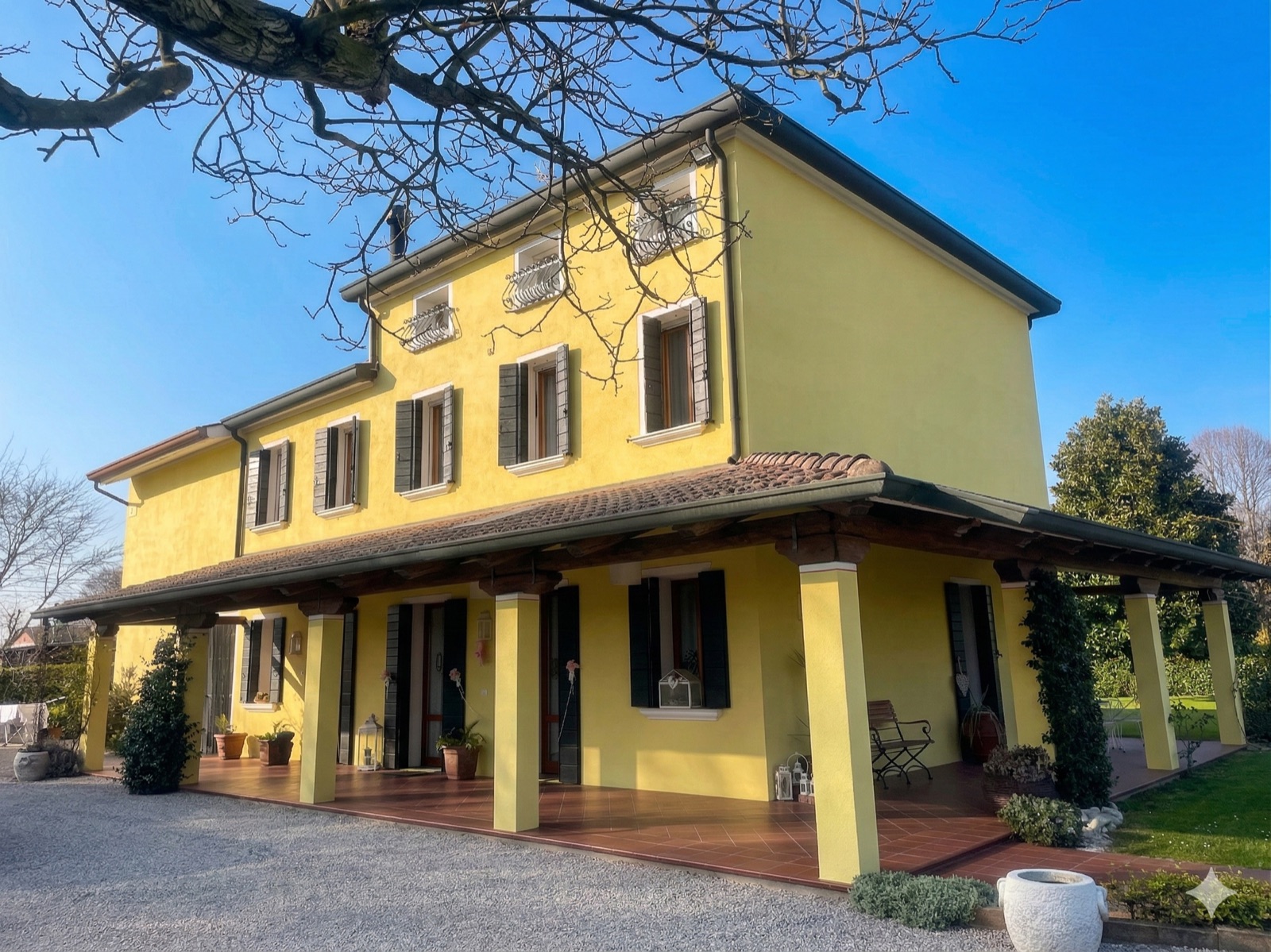 Casa di Campagna facciata con giardino