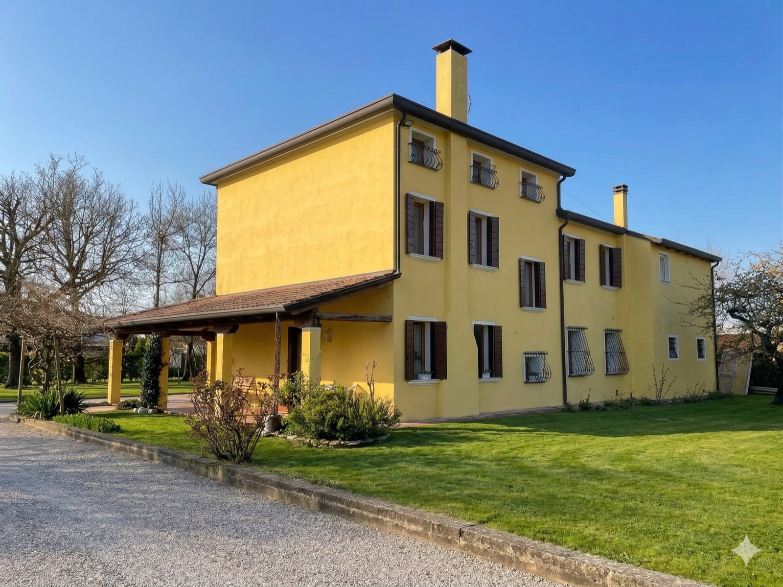 Casa di Campagna vista laterale con prato