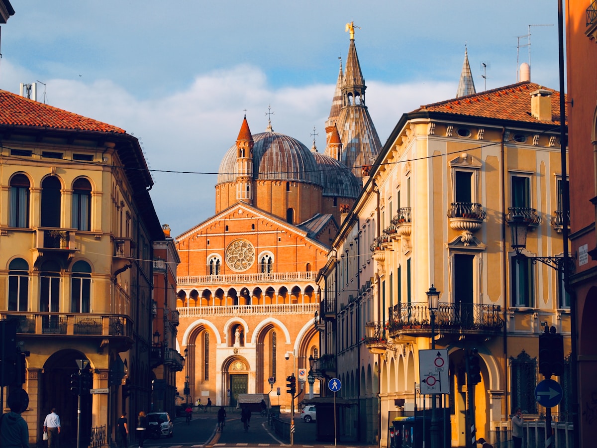 La Basilica di Sant'Antonio a Padova vista dalla via al tramonto, con le cupole e i campanili