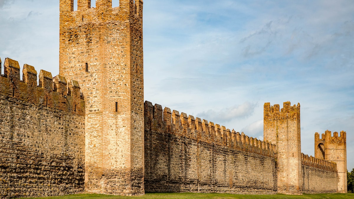 Mura medievali di una citta murata veneta con prato verde
