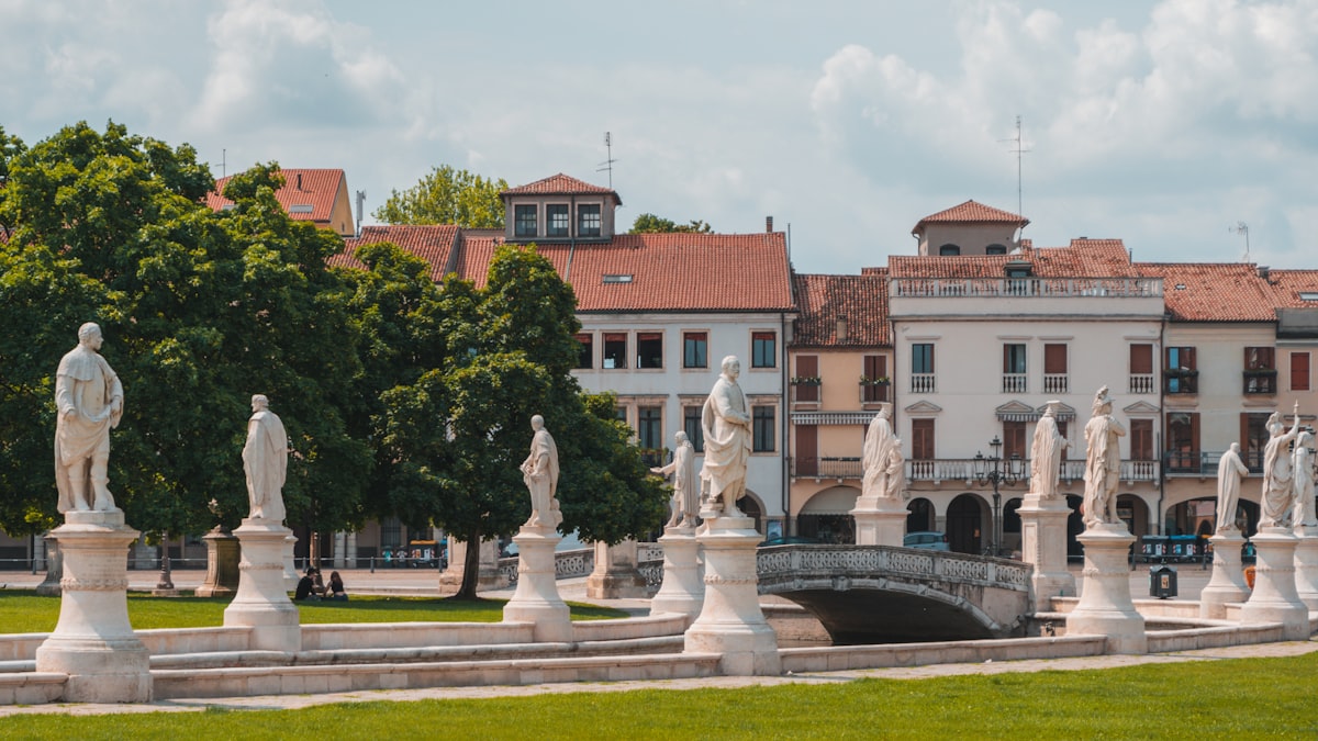 Prato della Valle a Padova con le statue e il canale dell'Isola Memmia