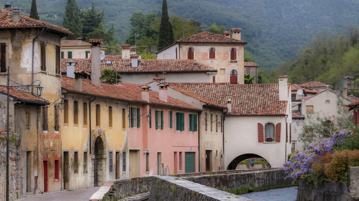 Case colorate lungo i canali del centro storico di Treviso al mattino