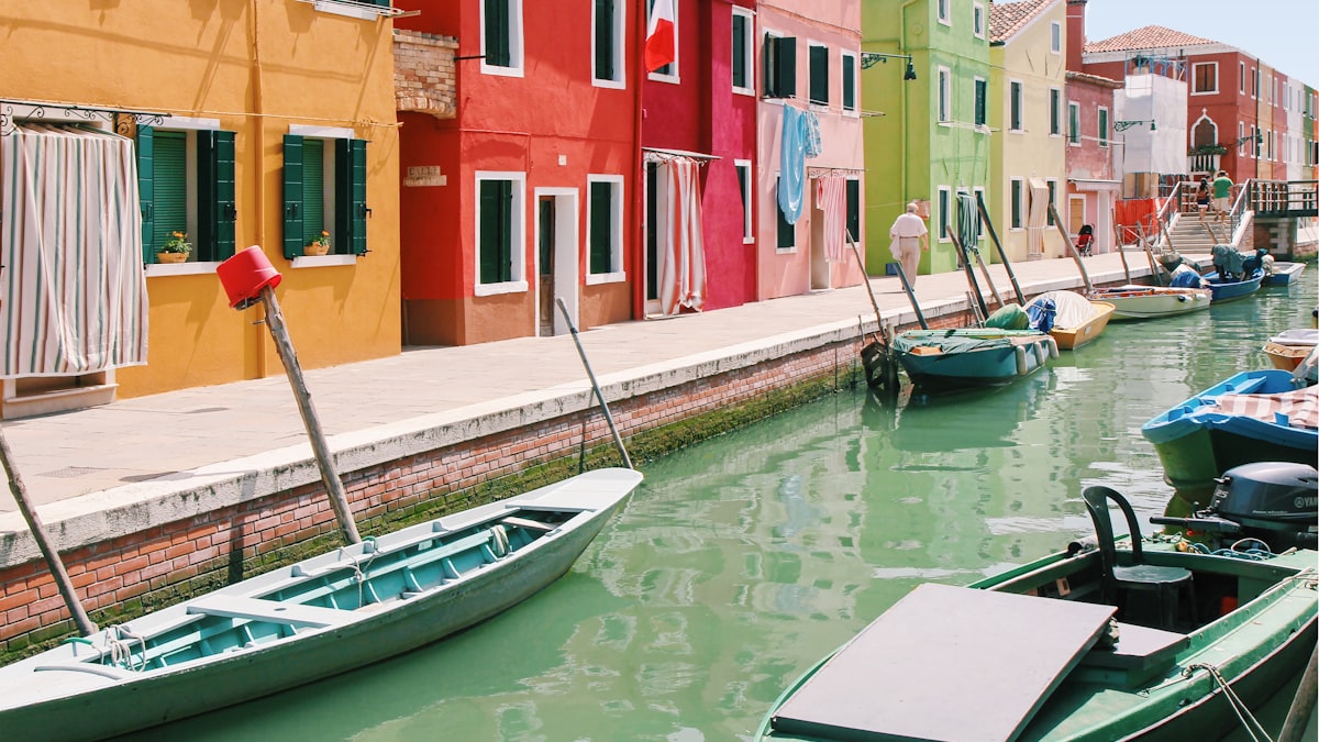 Case colorate di Burano con barche ormeggiate lungo il canale