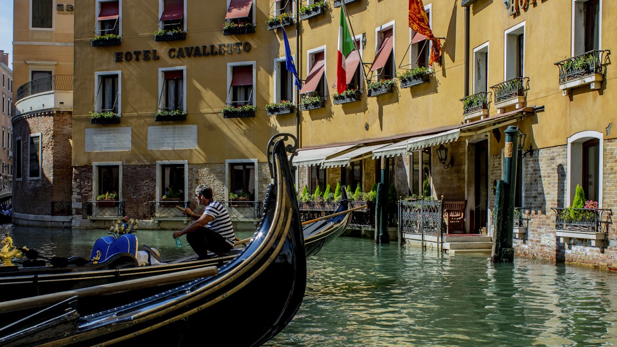 Gondole sul Canal Grande di Venezia con palazzi storici sullo sfondo