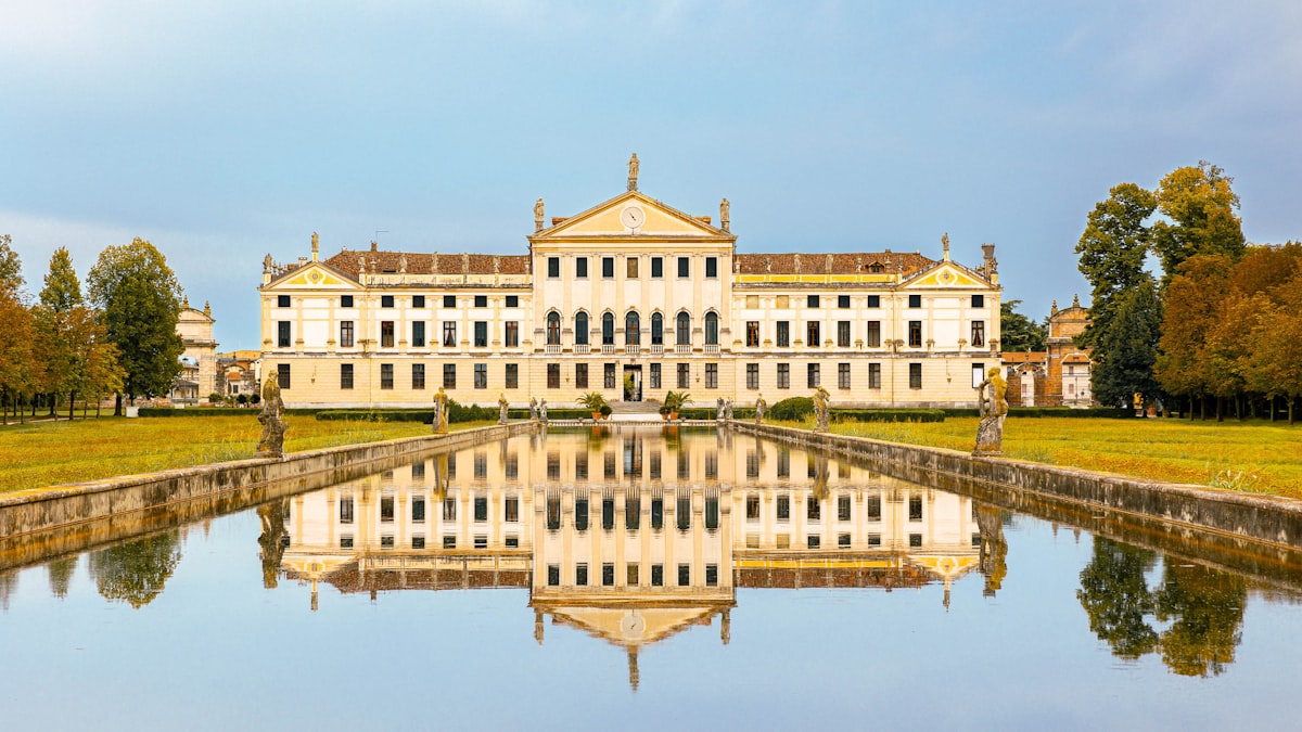 La facciata di Villa Pisani riflessa nelle acque del Naviglio del Brenta